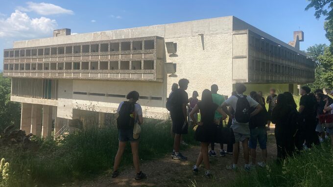 groupe devant couvent floué (1).jpg