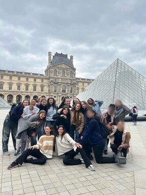 le groupe des term optionnel au Musée du Louvre