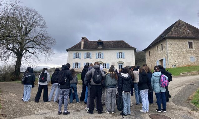 les élèves de 1ere STMG et Générale avant la visite de la maison .jpeg